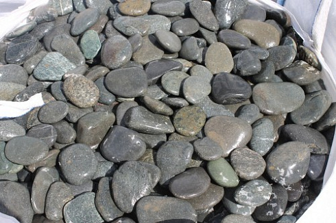 Kamenclub.ru: Галька речная плоская (темно-серая) фр. 100-200-300 мм. купить  в Луганске галька речная плоская темно-серый, серый, синий речной галечник плоский 9000 руб/т   фото КАМЕНЬ КЛУБ