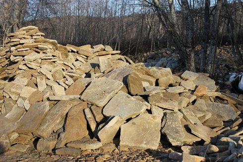 Kamenclub.ru: Песчаник плиты - плахи - пошаговые дорожки (фр. 70-150 мм)  купить в Луганске песчаник серый бежевый желтый зеленый колотый песчаник строительный 6500 руб/т   фото КАМЕНЬ КЛУБ