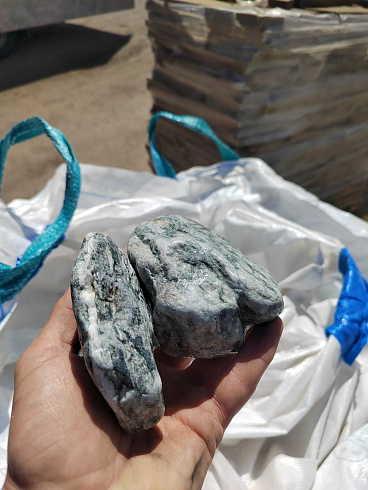 фото Галтованный жадеит (фр. 70-100 мм)  купить в Луганске в интернет-портале КАМЕНЬ КЛУБ