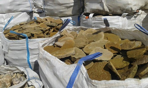 Kamenclub.ru: Песчаник колотый для облицовки (фр. 2-3 см)  купить в Луганске песчаник бежевый серый рыжий песчаник строительный 5000 руб/т   фото КАМЕНЬ КЛУБ