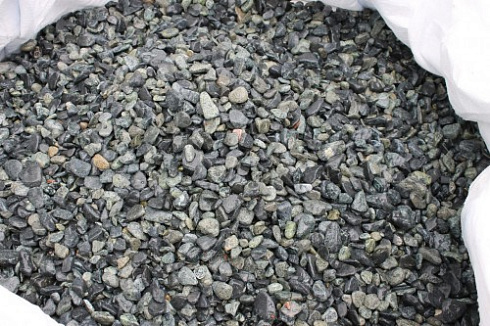 Kamenclub.ru: Щебень галтованный зеленый (змеевик) фр. 20-40 мм.  купить в Луганске мрамор зеленый, салатовый оголтованный щебень мраморный 12500 руб/т   фото КАМЕНЬ КЛУБ