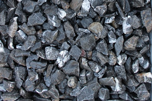 Kamenclub.ru: Щебень крошка черный (мрамор) фр. 3-5 мм.  купить в Луганске мрамор черный белый с прожилками щебень мраморный декоративный колотый 18000 руб/т   фото КАМЕНЬ КЛУБ