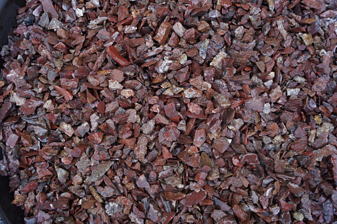 Kamenclub.ru: Щебень крошка красный (ЯШМА) фр. 20-40 мм.  купить в Луганске яшма красный, бордовый декоративный ландшафтный щебень 9000 руб/т   фото КАМЕНЬ КЛУБ
