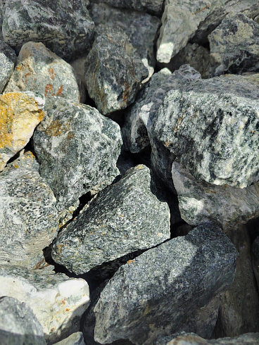 фото Галтованный жадеит (фр. 70-100 мм)  купить в Луганске в интернет-портале КАМЕНЬ КЛУБ