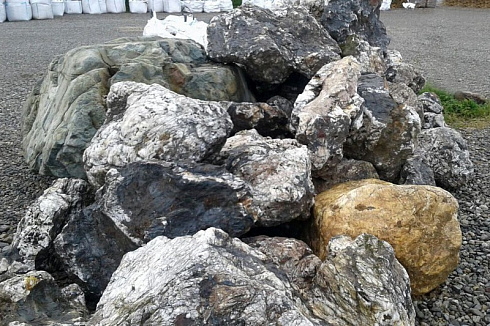 Kamenclub.ru: Черный гранит - кварцит фр. 100-500 мм.  купить в Луганске мрамор гранит черный с белыми прожилками, серый, белый валун скальный колотый 7000 руб/т   фото КАМЕНЬ КЛУБ