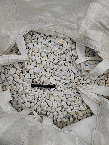 Kamenclub.ru: Мраморная крошка (щебень галтованный белый) фр.40-70 мм.  купить в Луганске мрамор белый молочный айвори окатанный округлый природный камень 17000 руб/т   фото КАМЕНЬ КЛУБ