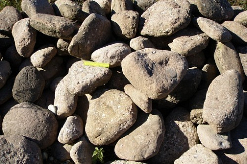 Kamenclub.ru: Конгломераты фр. 300-1000 мм.  купить в Луганске кварц мрамор диабаз коричневый, серый зеленоватый речной валун крупный 6500 руб/т   фото КАМЕНЬ КЛУБ