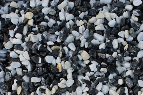 Kamenclub.ru: Мраморная крошка (щебень галтованный микс:белый-черный) фр.40-70 мм.  купить в Луганске мрамор белый, черный айвори серый галтовка природного камня 15500 руб/т   фото КАМЕНЬ КЛУБ