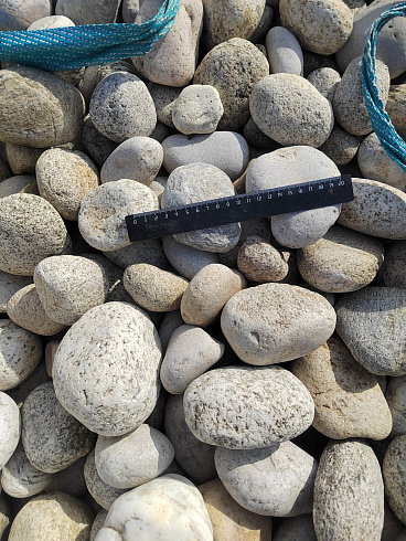 Kamenclub.ru: Галька речная окат (серо-белая) фр. 70-120 мм купить  в Луганске галька галечник бело-серая, серо-белая, серая, белая речная природная галька  8000 руб/т   фото КАМЕНЬ КЛУБ