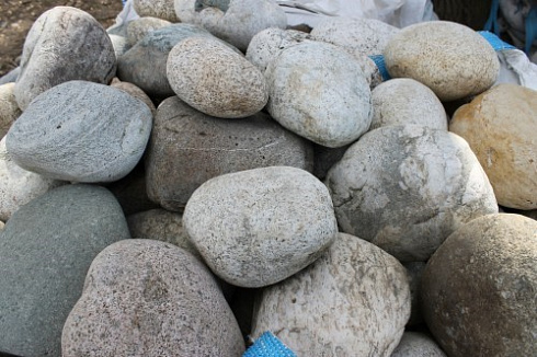 Kamenclub.ru: Речной валун (Ассорти) фр.100-300 мм.  купить в Луганске галечник серый, темно-серый, светло-серый речная галька крупных размеров 4200 руб/т   фото КАМЕНЬ КЛУБ