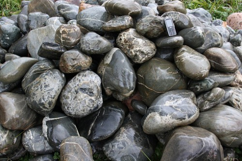 Kamenclub.ru: Валунчик Паутинник фр.100-300 мм  купить в Луганске крупный природный камень галечник темно-серый с прожилками белый черный речной валунчик 5000 руб/т   фото КАМЕНЬ КЛУБ