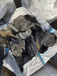 Kamenclub.ru: Черный мрамор скальник фр. 100-500 мм.  купить в Луганске мрамор черный белый серый крупный колотый валун ландшафтный 8500 руб/т   фото КАМЕНЬ КЛУБ