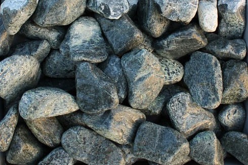 Kamenclub.ru: Щебень галтованный зеленый (змеевик) фр. 50-100 мм.  купить в Луганске галтовка мраморная зеленый, салатовый мрамор 12 500 руб/т   фото КАМЕНЬ КЛУБ