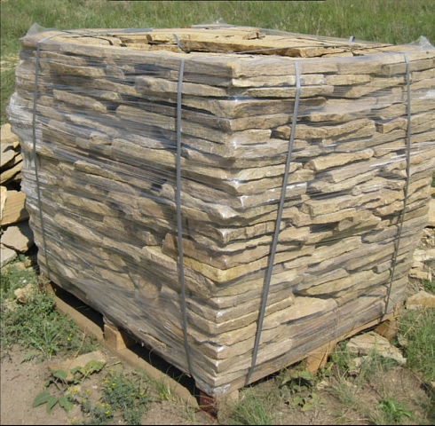 Kamenclub.ru: Песчаник пластушка желтый с рисунком (3 см)  купить в Луганске песчаник желтый с рисунком, рыжий, желтый песчаник пластушка ландшафтная рваная 8 500 руб/м3   фото КАМЕНЬ КЛУБ