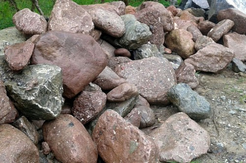 Kamenclub.ru: Конгломераты фр. 300-1000 мм.  купить в Луганске кварц мрамор диабаз коричневый, серый зеленоватый речной валун крупный 6500 руб/т   фото КАМЕНЬ КЛУБ