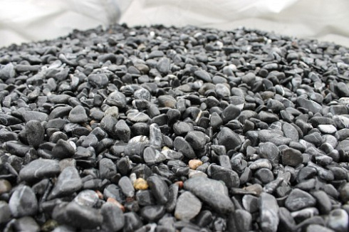 Kamenclub.ru: Щебень галтованный черный (мрамор) фр.10-20 мм.  купить в Луганске мрамор черный с белыми прожилками, черный, белый окатанный округлый ландшафтный декоративный щебень 15000 руб/т   фото КАМЕНЬ КЛУБ