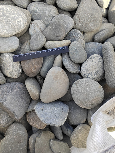 Kamenclub.ru: Галька речная плоская (ассорти) фр. 70-150 мм. купить  в Луганске галька галечник серый белый темно-серый синий светло-серый плоская природная галька  9000 руб/т   фото КАМЕНЬ КЛУБ