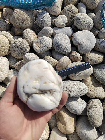 Kamenclub.ru: Галька речная окат (серо-белая) фр. 70-120 мм купить  в Луганске галька галечник бело-серая, серо-белая, серая, белая речная природная галька  8000 руб/т   фото КАМЕНЬ КЛУБ