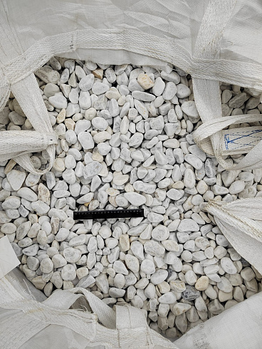 Kamenclub.ru: Мраморная крошка (щебень галтованный белый) фр.40-70 мм.  купить в Луганске мрамор белый молочный айвори окатанный округлый природный камень 17000 руб/т   фото КАМЕНЬ КЛУБ