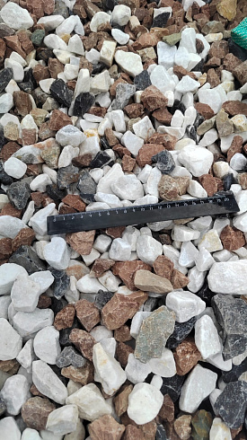 Kamenclub.ru: Мраморная крошка (щебень крошка микс : белый-черный-розовый) фр. 20-40 мм.  купить в Луганске мрамор белый, черный, розовый декоративная ландшафтная крошка 12000 руб/т   фото КАМЕНЬ КЛУБ