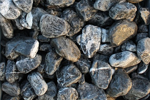 Kamenclub.ru: Щебень галтованный черный (мрамор) фр. 50-100 мм.  купить в Луганске мрамор черный с белыми прожилками щебень ландшафтный мраморный 15000 руб/т   фото КАМЕНЬ КЛУБ