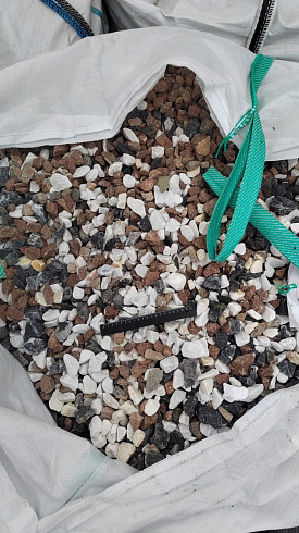 Kamenclub.ru: Мраморная крошка (щебень крошка микс : белый-черный-розовый) фр. 20-40 мм.  купить в Луганске мрамор белый, черный, розовый декоративная ландшафтная крошка 12000 руб/т   фото КАМЕНЬ КЛУБ