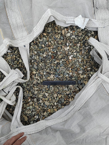 Kamenclub.ru: Галька речная окат (серая) фр.10-20 мм купить  в Луганске галька речная серая, серый, темно-серый, светло-серый, коричневый ландшафтная декоративная речная окатанная округлая галька 5000 руб/т   фото КАМЕНЬ КЛУБ