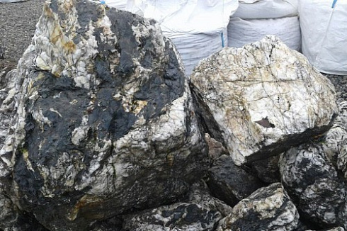 Kamenclub.ru: Черный гранит - кварцит фр. 100-500 мм.  купить в Луганске мрамор гранит черный с белыми прожилками, серый, белый валун скальный колотый 7000 руб/т   фото КАМЕНЬ КЛУБ