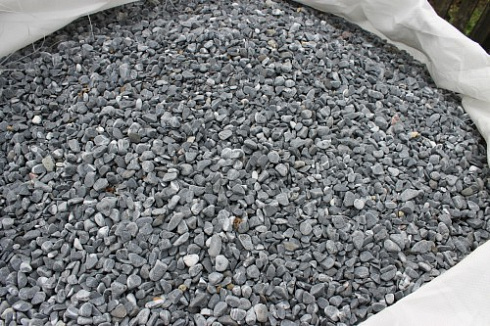 Kamenclub.ru: Щебень галтованный черный (мрамор) фр.10-20 мм.  купить в Луганске мрамор черный с белыми прожилками, черный, белый окатанный округлый ландшафтный декоративный щебень 15000 руб/т   фото КАМЕНЬ КЛУБ