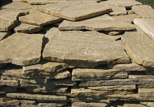 Kamenclub.ru: Песчаник пластушка желтый с рисунком (3 см)  купить в Луганске песчаник желтый с рисунком, рыжий, желтый песчаник пластушка ландшафтная рваная 8 500 руб/м3   фото КАМЕНЬ КЛУБ