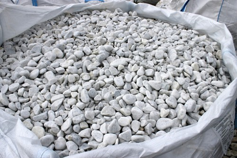 Kamenclub.ru: Мраморная крошка (щебень галтованный белый), фр.20-40 мм.  купить в Луганске мрамор белый бежевый молочный мраморный щебень декоративный 17000 руб/т   фото КАМЕНЬ КЛУБ