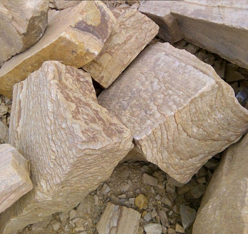 Kamenclub.ru: Песчаник пластушка желтый с рисунком (7-15 см)  купить в Луганске плитняк - пластушка - бут желтый песчаник 10200 руб/м3   фото КАМЕНЬ КЛУБ