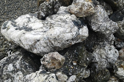 Kamenclub.ru: Черный гранит - кварцит фр. 100-500 мм.  купить в Луганске мрамор гранит черный с белыми прожилками, серый, белый валун скальный колотый 7000 руб/т   фото КАМЕНЬ КЛУБ