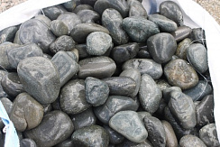 Kamenclub.ru: Темно-серый валунчик фр.100-300 мм.  купить в Луганске крупный природный камень серый, темно-серый, светло-серый речная галька большого размера окатанная 4500 руб/т   фото КАМЕНЬ КЛУБ