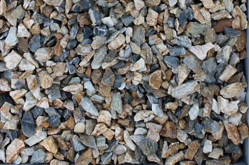 Kamenclub.ru: Мраморная крошка (щебень крошка медовый), фр. 10-20 мм.  купить в Луганске песчаник бежевый, серый каменная ландшафтная крошка  12000 руб/т   фото КАМЕНЬ КЛУБ