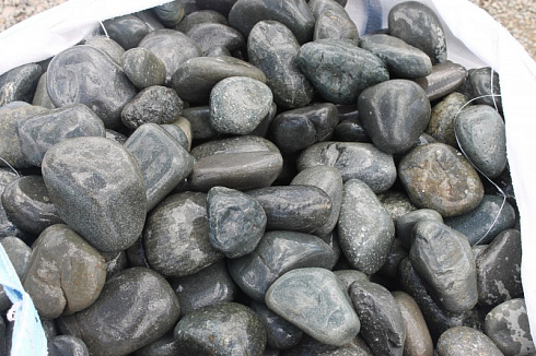 Kamenclub.ru: Темно-серый валунчик фр.100-300 мм.  купить в Луганске крупный природный камень серый, темно-серый, светло-серый речная галька большого размера окатанная 4500 руб/т   фото КАМЕНЬ КЛУБ