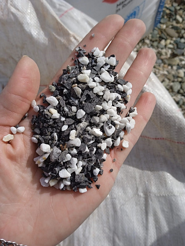 Kamenclub.ru: Мраморная крошка (щебень галтованный микс:белый-черный-розовый-медовый) фр.5-10 мм.  купить в Луганске мрамор белый, медовый, черный, розовый мраморный галтованный щебень декоративный ландшафтный 15500 руб/т   фото КАМЕНЬ КЛУБ