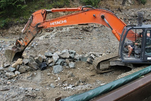 Kamenclub.ru: Гранит скальник (серо-зеленый) фр. 100-500 мм.  купить в Луганске гранит зеленый, серый, салатовый крупный ландшафтный валун 6 000 руб/т   фото КАМЕНЬ КЛУБ