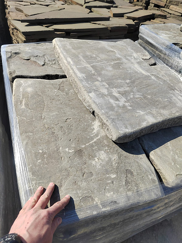 Kamenclub.ru: Песчаник пластушка галтованная светло-серая (3,0 см)  купить в Луганске песчаник светло-серый, серый ландшафтный камень рваный колотый 21000 руб/м3   фото КАМЕНЬ КЛУБ