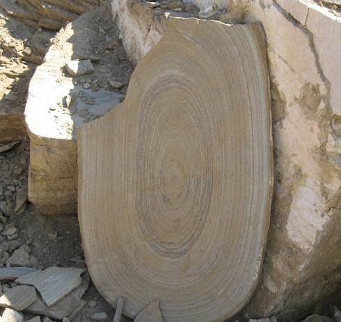 Kamenclub.ru: Форматный камень (плаха) пошаговая дорожка от 70-150 см (4 -12 см)  купить в Луганске плитняк  форматный плаха желтый песчаник 9 000 руб/т   фото КАМЕНЬ КЛУБ