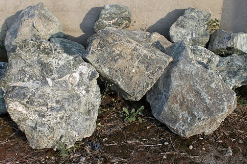 Kamenclub.ru: Змеевик скальник фр. 500-1500 мм.  купить в Луганске змеевик зеленый серый черный глыба скальная колотая 7500 руб/т   фото КАМЕНЬ КЛУБ