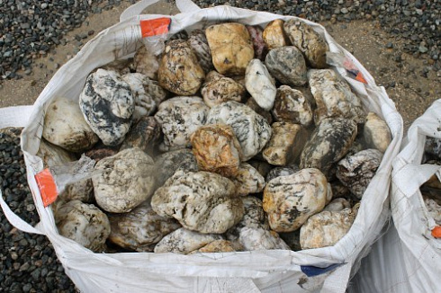 Kamenclub.ru: Кварцевый валунчик фр.100-300 мм.  купить в Луганске кварц белый, бежевый молочный рыжий крупный природный камень галечник 7850 руб/т   фото КАМЕНЬ КЛУБ