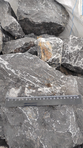 Kamenclub.ru: Черный мрамор скальник фр. 100-500 мм.  купить в Луганске мрамор черный белый серый крупный колотый валун ландшафтный 8500 руб/т   фото КАМЕНЬ КЛУБ