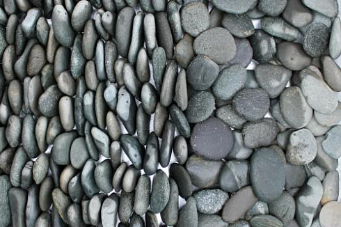 Kamenclub.ru: Галька речная плоская (темно-серая) фр. 70-150 мм. купить  в Луганске галечник природный темно-серый серый синий речная плоская природная окатанная  9000 руб/т   фото КАМЕНЬ КЛУБ
