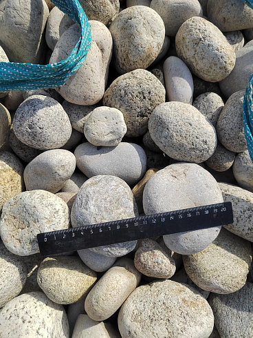 Kamenclub.ru: Галька речная окат (серо-белая) фр. 70-120 мм купить  в Луганске галька галечник бело-серая, серо-белая, серая, белая речная природная галька  8000 руб/т   фото КАМЕНЬ КЛУБ