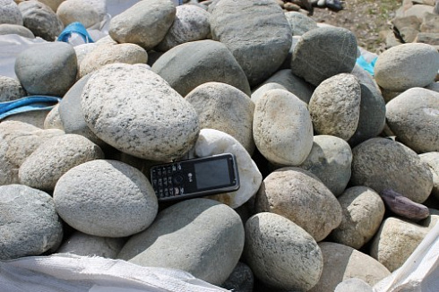 Kamenclub.ru: Речной валун (Ассорти) фр.100-300 мм.  купить в Луганске галечник серый, темно-серый, светло-серый речная галька крупных размеров 4200 руб/т   фото КАМЕНЬ КЛУБ