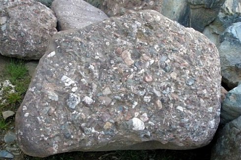 Kamenclub.ru: Конгломераты фр. 300-1000 мм.  купить в Луганске кварц мрамор диабаз коричневый, серый зеленоватый речной валун крупный 6500 руб/т   фото КАМЕНЬ КЛУБ