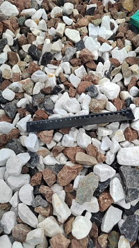 Kamenclub.ru: Мраморная крошка (щебень крошка микс : белый-черный-розовый) фр. 20-40 мм.  купить в Луганске мрамор белый, черный, розовый декоративная ландшафтная крошка 12000 руб/т   фото КАМЕНЬ КЛУБ