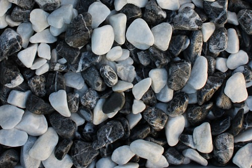 Kamenclub.ru: Мраморная крошка (щебень крошка микс : белый-черный-розовый) фр. 5-10 мм.  купить в Луганске мрамор белый, черный, розовый, разноцветный микс декоративная мраморная каменная крошка 12000 руб/т   фото КАМЕНЬ КЛУБ