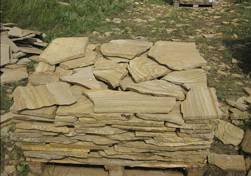 Kamenclub.ru: Песчаник пластушка желтый с разводом под дерево (2 см)  купить в Луганске плитняк желтый с разводами, желтый, рыжий, серый песчаник пластушка рваная ландшафтная 11 000 руб/м3   фото КАМЕНЬ КЛУБ